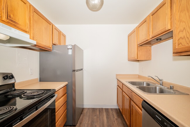 Building Photo - Canterbury Court Apartments