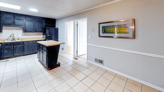 Photo - 362 Camelot Pky