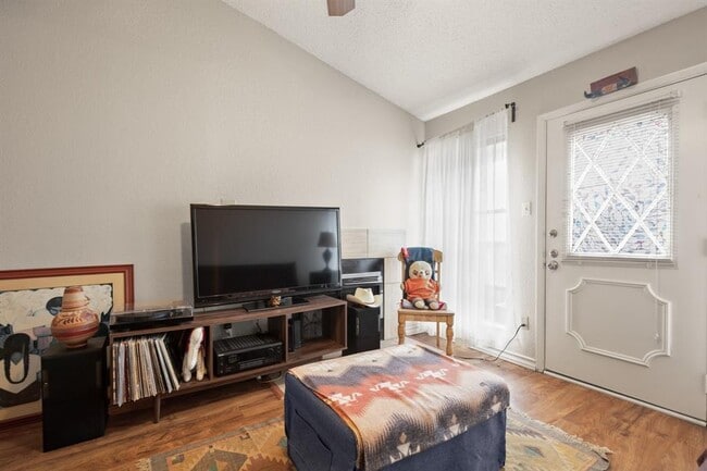 Photo - 806 W 24th St Unit 323