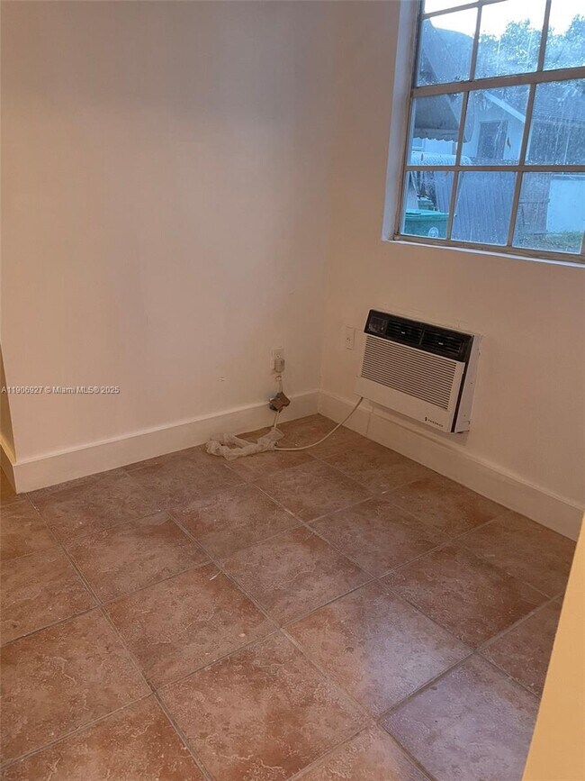 Photo - 746 NE 80th St Unidad Gar