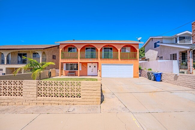 Building Photo - 4 Bedroom 3 bath house with 2 Car Garage