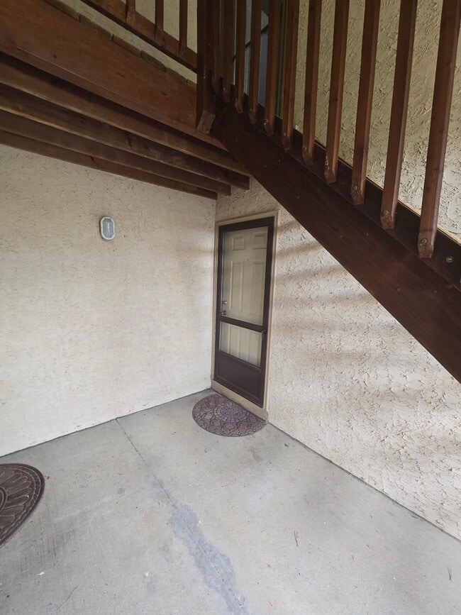 Private Entry - 6 Canterbury Ct Unit 6 Canterbury Court