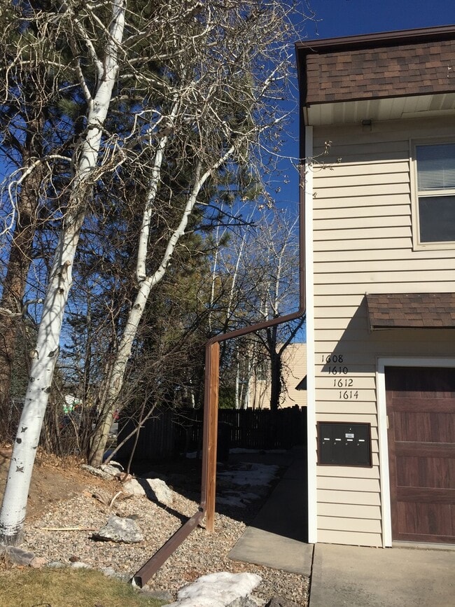 Photo - Updated 2 Bedroom Townhome for Rent in Loveland: Shared Garage, Patio, Washer/Dryer Hookups Unidad 1612