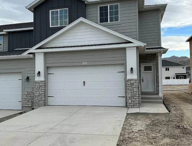 Building Photo - 4 bedroom/2.5 bathroom Townhome in Eagle M...