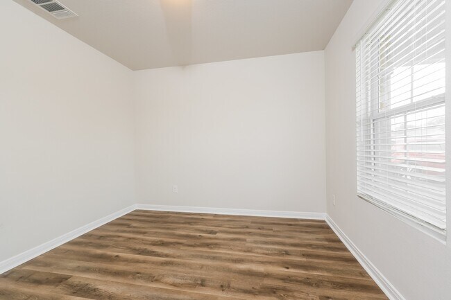 Photo - 17640 Cedar Crst Dr