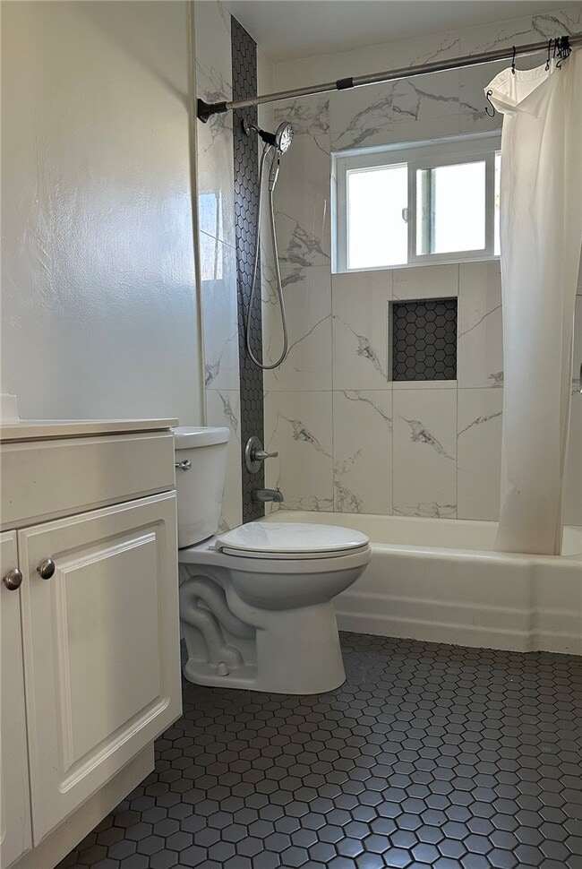 Photo - 6643 De Longpre Ave Unit 5