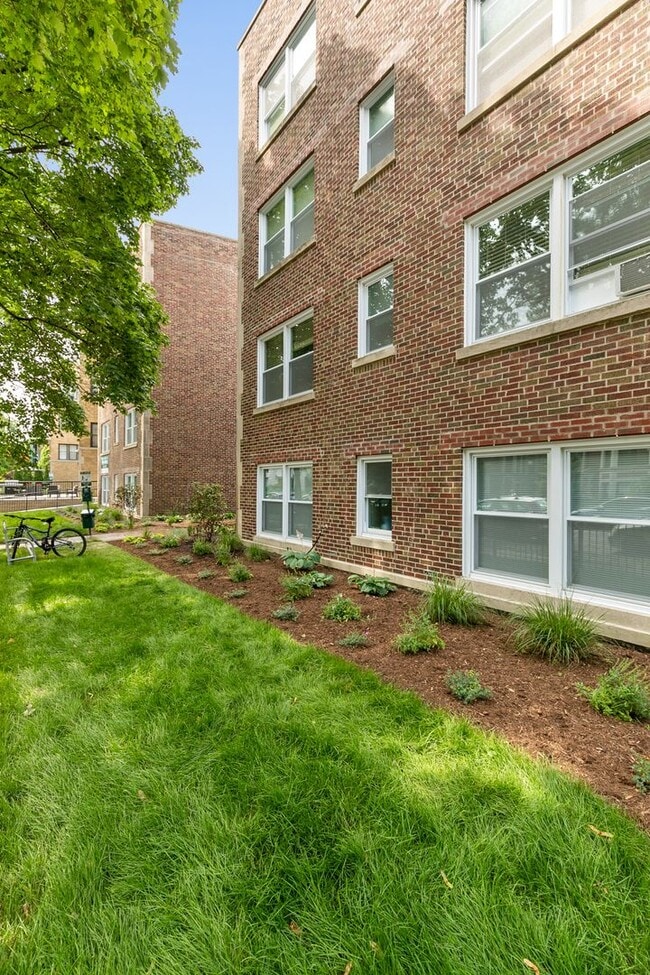 7639 N Eastlake Ter Unit 2