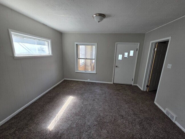 Photo - 3081 E 67th St Unidad Down