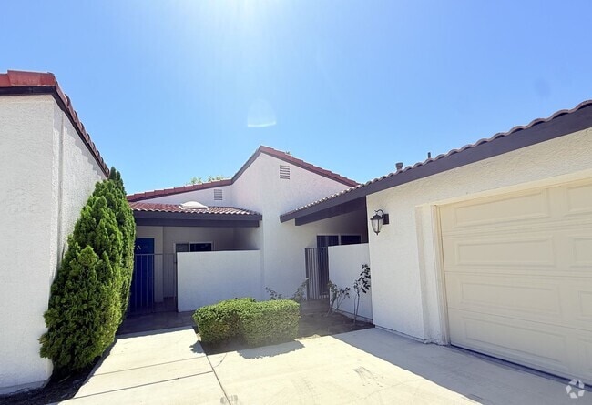 Building Photo - AVAILABLE NOW 3 Bedroom 2 Bathroom APARTME... Unit B Rental