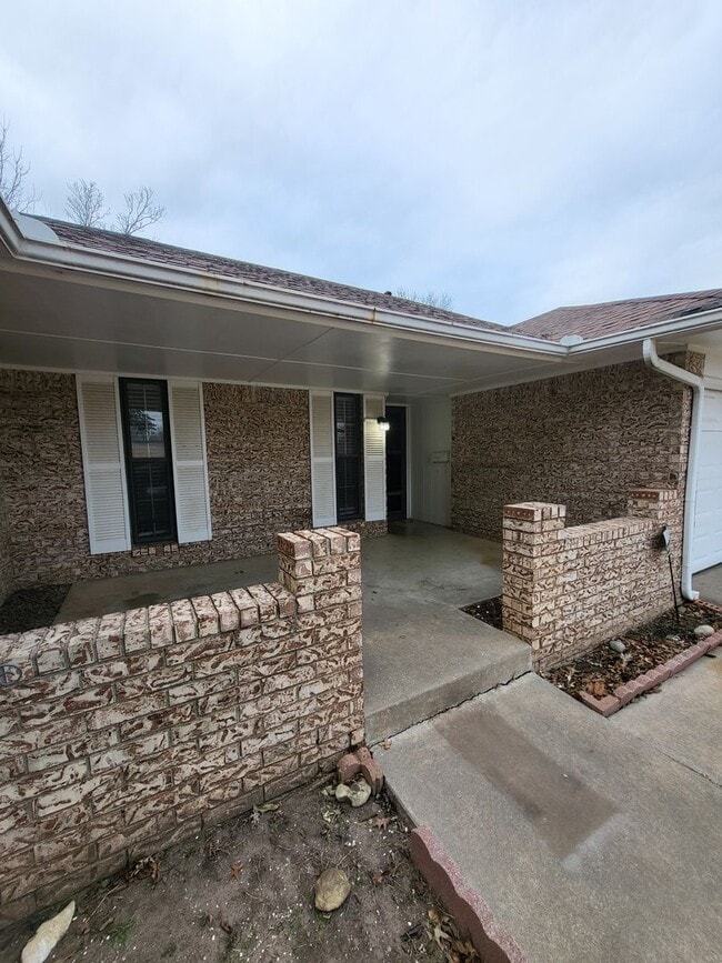 Photo - (3) Bed/(2) Bath in Southern Hills w/ (2) Living Areas and Storm Shelter!