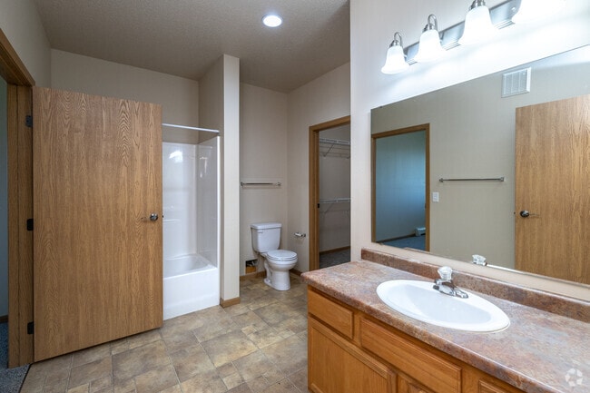 1BR, 1BA - 869SF - Bathroom