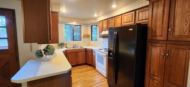 Photo - LYNNWOOD Spacious 3 bdrm + Den & Family Room Home