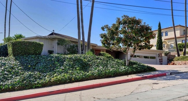 Photo - 3125 Qualtrough St