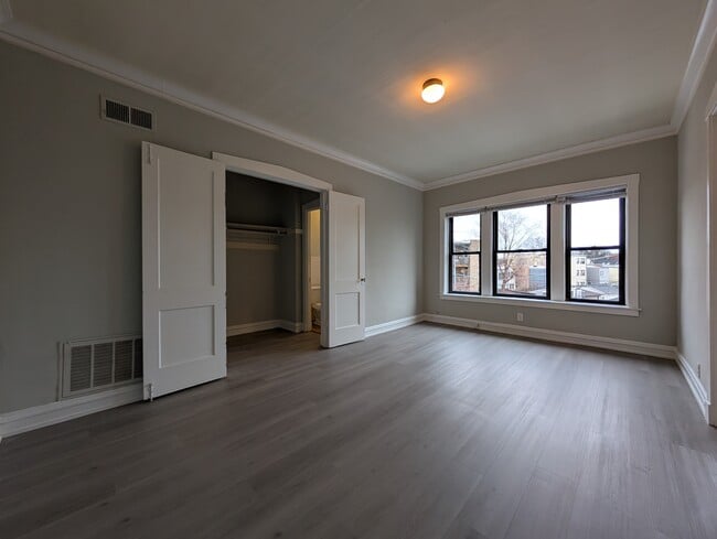 Building Photo - 2234 W Wilson Ave Unit 308