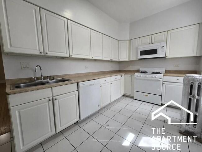 Building Photo - 552 Elmwood Ave Unit 3