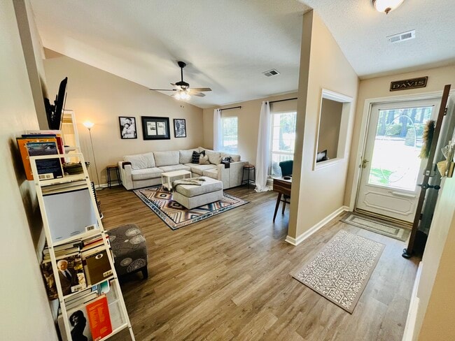 Photo - 428 Floyd Cir