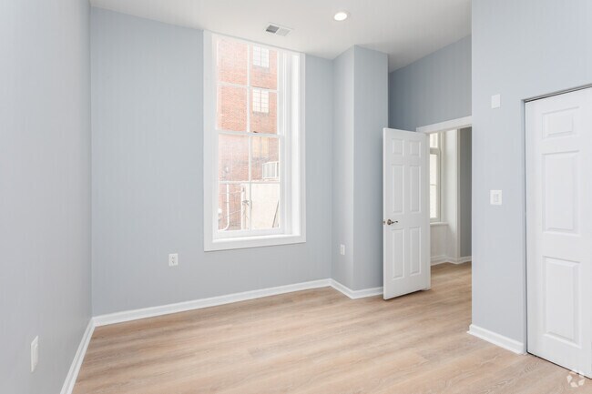 2BR, 2BA - 811 SF