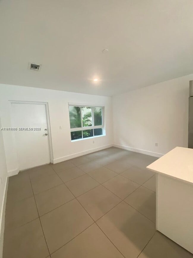 Photo - 2561 NE 193rd St