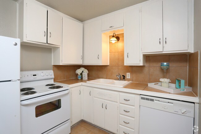 1BR, 1BA - 525SF - Kitchen - The Vintage Apartments