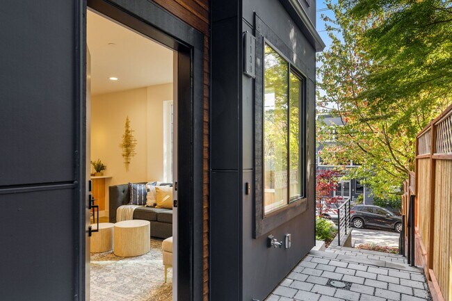 Building Photo - BringItOn 113* Unit B
