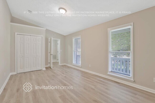 Photo - 690 Greenhedge Dr