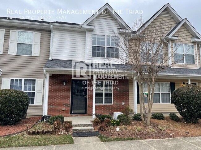 2 Bedroom/2.5 Bath Townhouse in Greensboro - 2 Bedroom/2.5 Bath Townhouse in Greensboro