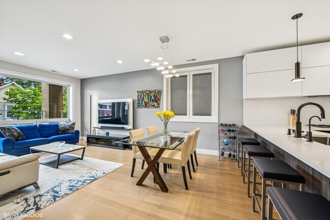 Photo - 2149 W Belmont Ave Unidad 2E