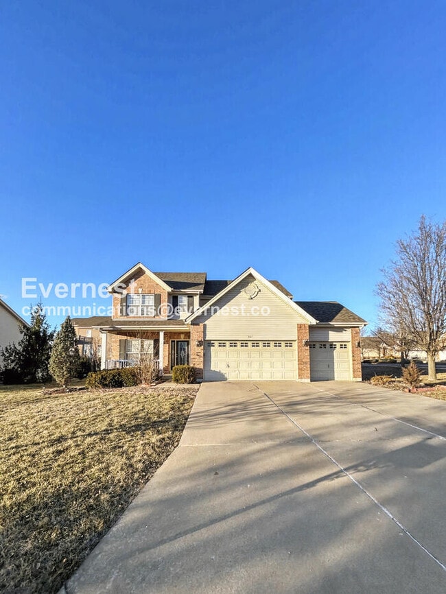 Photo - Spacious 4-Bed Home with 2-Car Garage & Modern Amenities