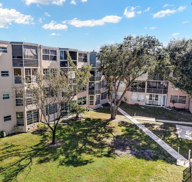 Photo - 1401 NE 191st St Unit D111