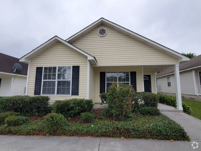 Building Photo - COMING SOON! Nice 3 bedroom in the Heart o... Rental
