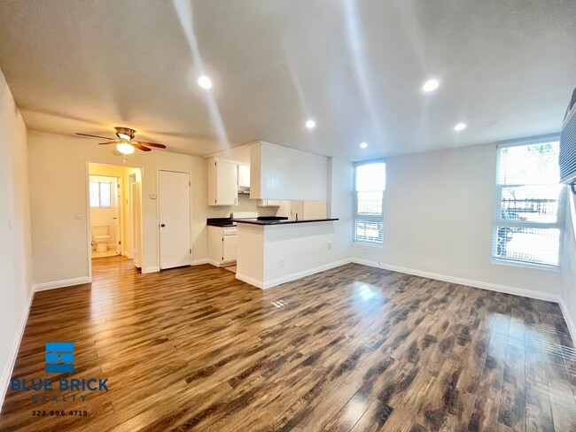 Photo - 14831 Delano St Unit 1