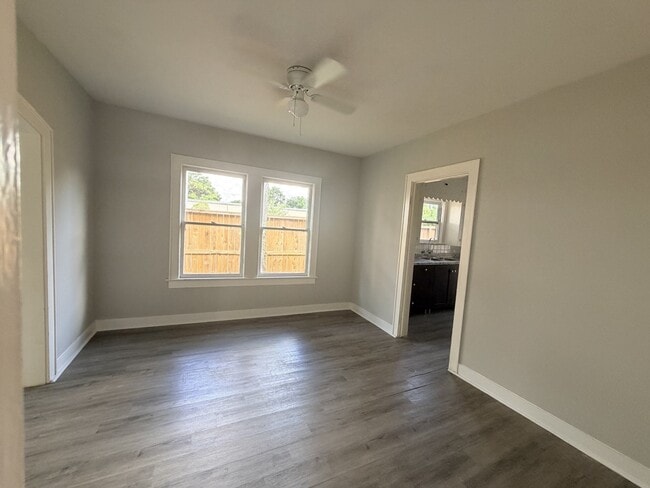 Photo - 824 Curtin St