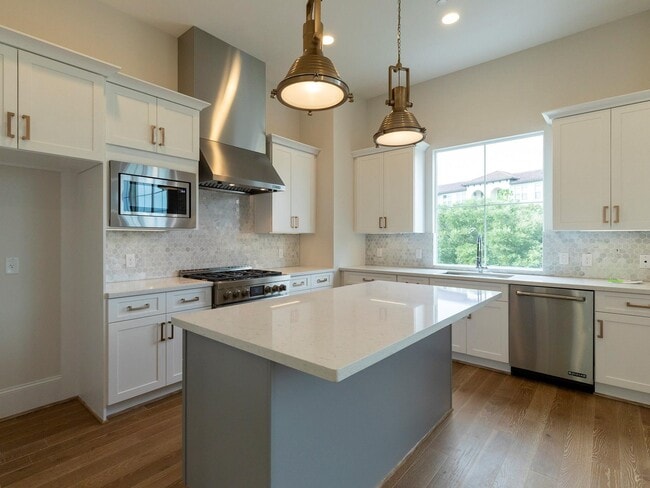 Building Photo - 3821 N Braeswood Blvd Rental
