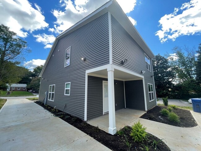 Photo - Pre-Leasing Now for 2026 UK School Year!