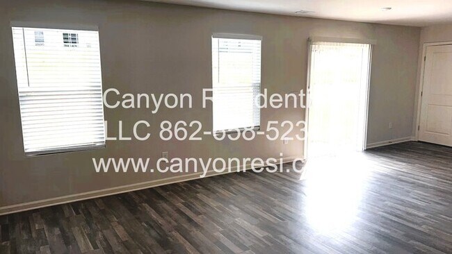 Photo - 740 Wayfinder Run