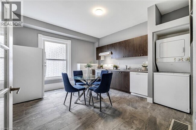 Photo - 174 William St