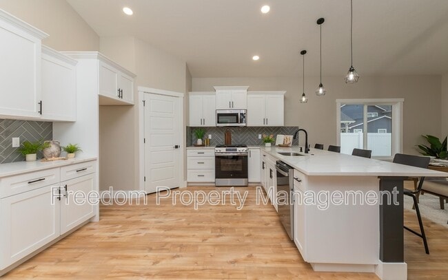 Photo - 2125 Oxon St