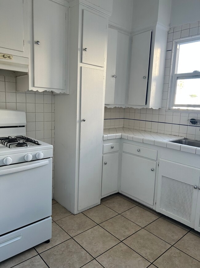 Building Photo - 132 1/2 N Orlando Ave