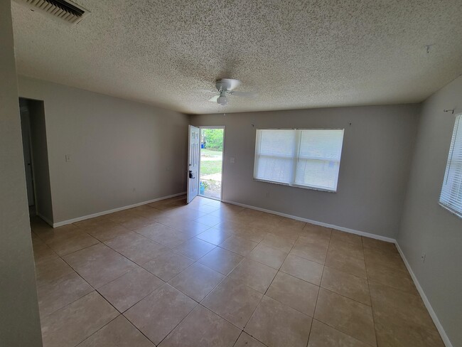 Photo - 1042 Oak St
