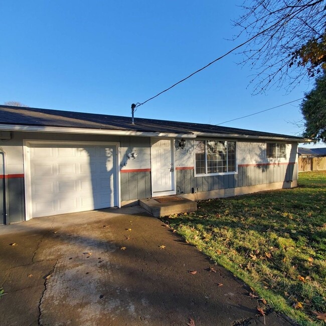 Photo - Cozy 2 Bed, 1 Bath duplex with large yard - Won't Last Long!