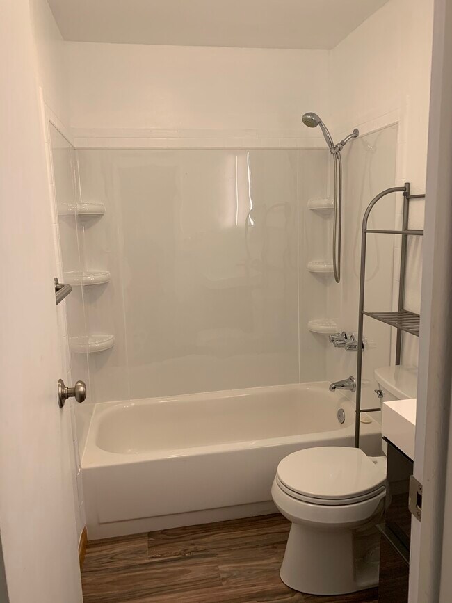 Bathroom - 3393 Madison Ave Unit W228