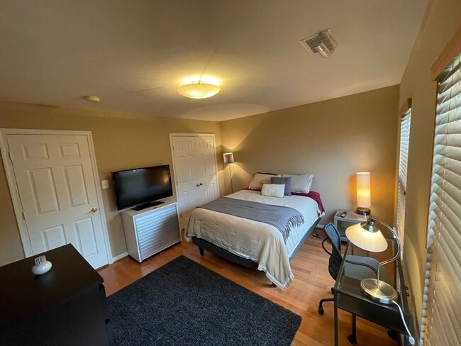 Photo - 6615 Schurtz St