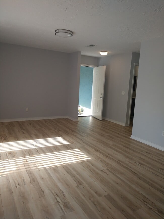 Front Door/ Livingroom