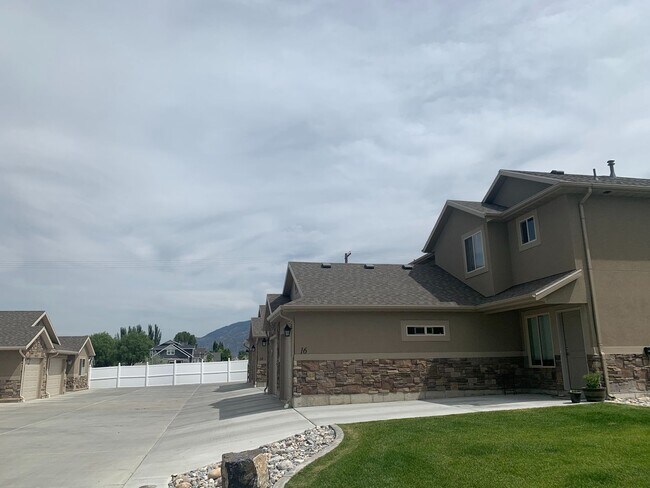 No Prorated Rent! 3 Bed 2.5 Bath Townhome ... - No Prorated Rent! 3 Bed 2.5 Bath Townhome ...
