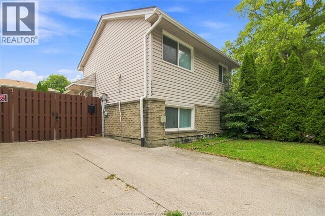 Photo - 1229 Arncliffe Pl