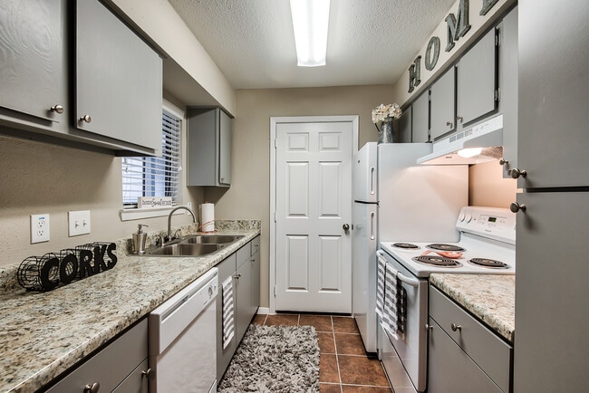 Del Lago Apartments