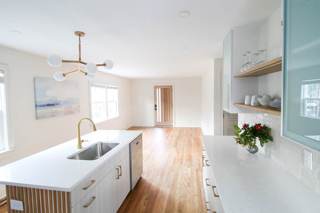 Salón y cocina de concepto abierto y luminosos. - 2406 Boswell Rd