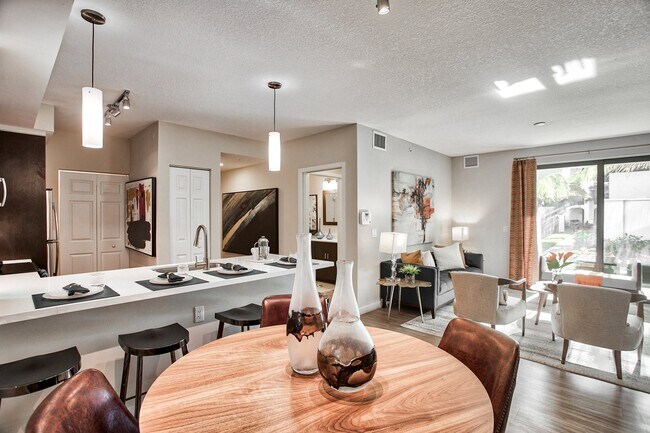 9-foot ceilings throughout