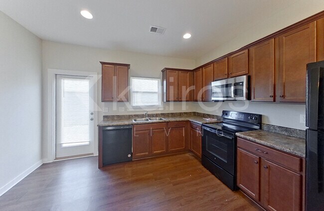 Photo - 464 White Oak Cir