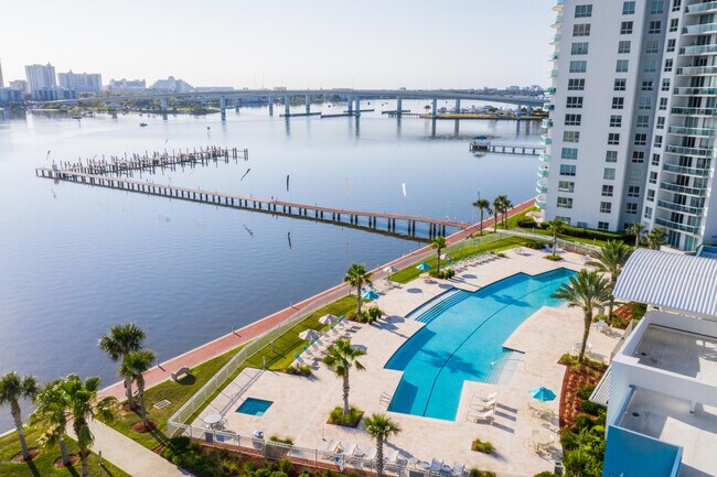 Photo - 241 Riverside Dr Unidad 708